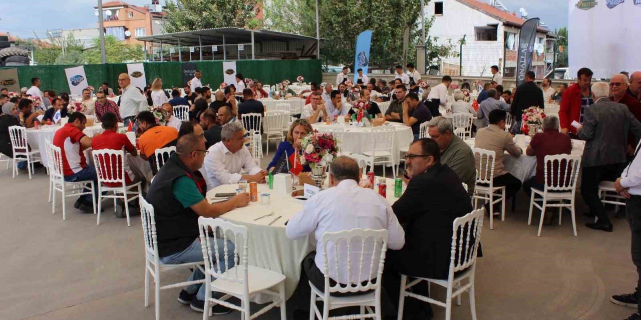 Yakaladığı dev orkinosları ikramlık yaptı