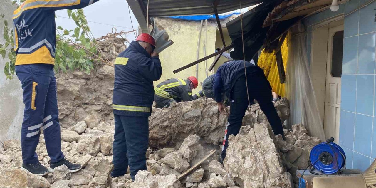 Yıkmak istediği duvarın altında kalarak can verdi