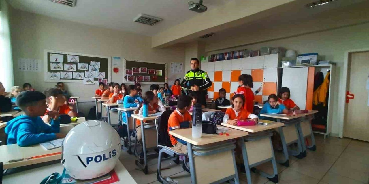 Trafik polislerinden öğrencilere ve otobüs yolcularına bilgilendirme