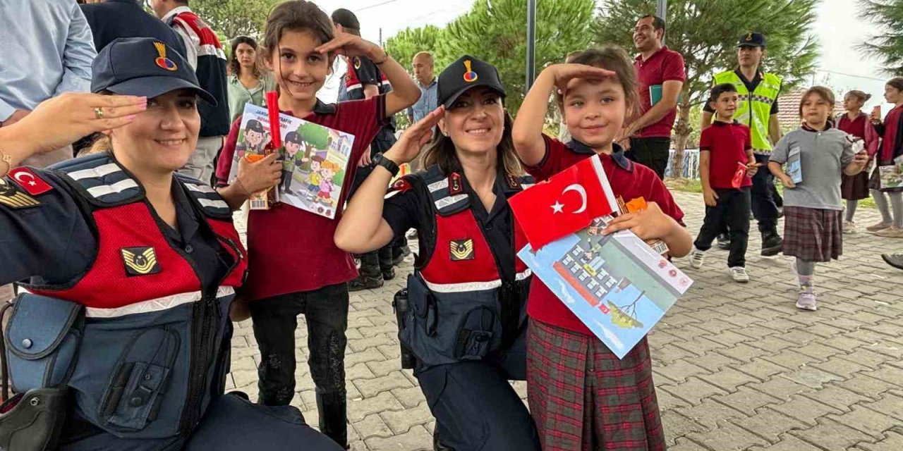 Aydın’da jandarma ekipleri Cumhuriyet’in 100’üncü yılını öğrencilerle kutluyor