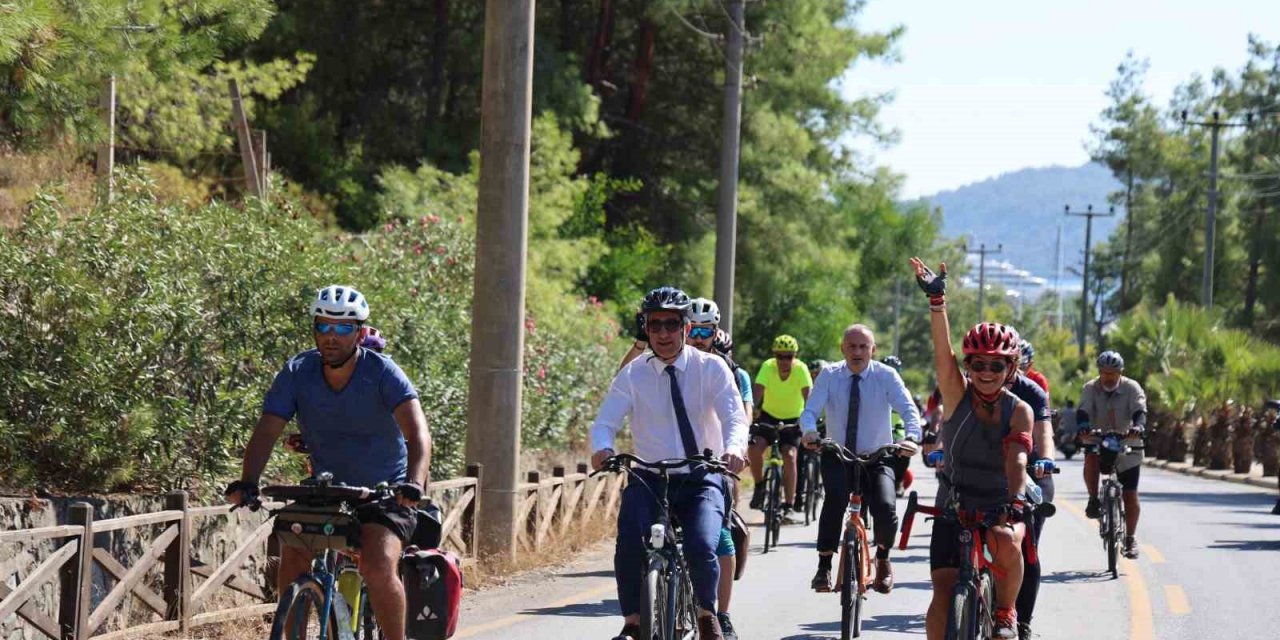 Başkan Oktay 200 sporcuyla birlikte pedal çevirdi