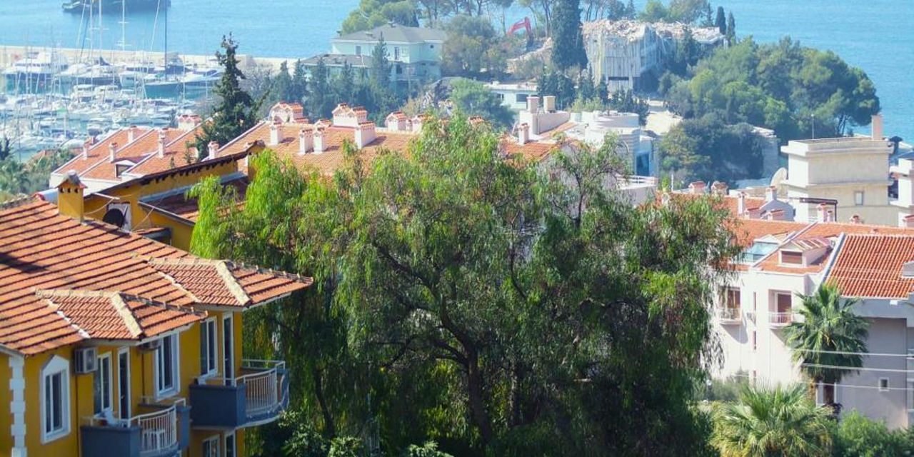 Kuşadası’nın tarihi oteli yıkıldı