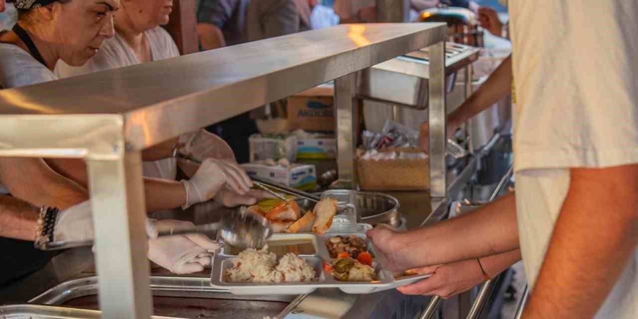 Kuşadası Belediyesi üniversite öğrencilerine ücretsiz akşam yemeği sunmaya devam ediyor