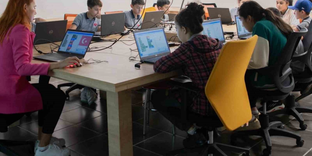 İstasyon Kuşadası öğrencileri dijital dünyaya hazırlıyor