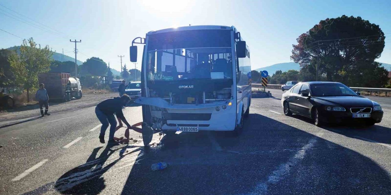 Beton mikseri ile yolcu midibüsü çarpıştı