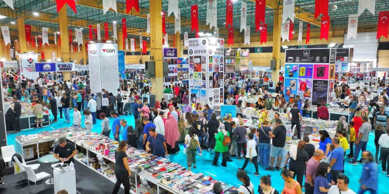 Denizli’de Kitap Fuarı’nda yazar yağmuru sürüyor