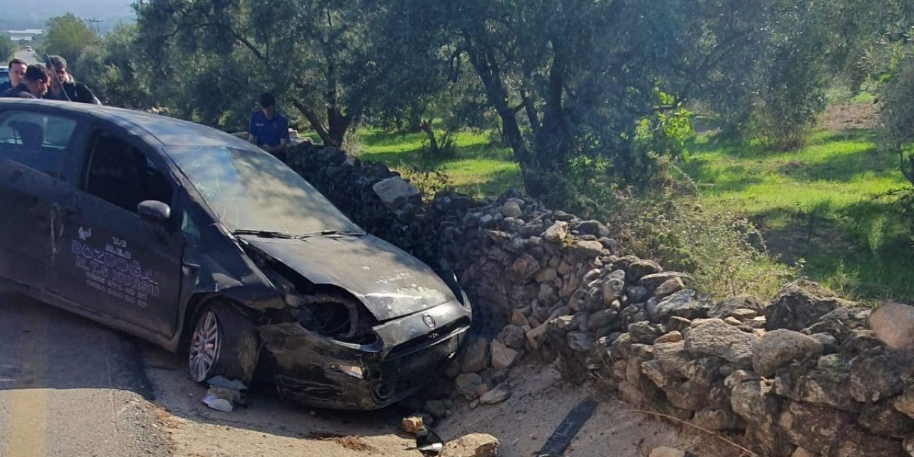 Bozdoğan’da sürücü kursu aracı kaza yaptı: 2 yaralı