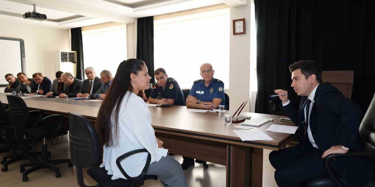Karacasu Kaymakamı Gündoğdu vatandaşların istek ve şikayetlerini dinledi