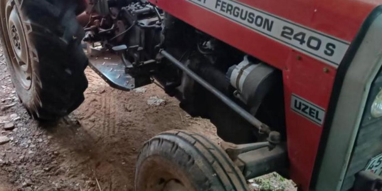 Hareket eden traktörü durdurmak isterken altında kaldı