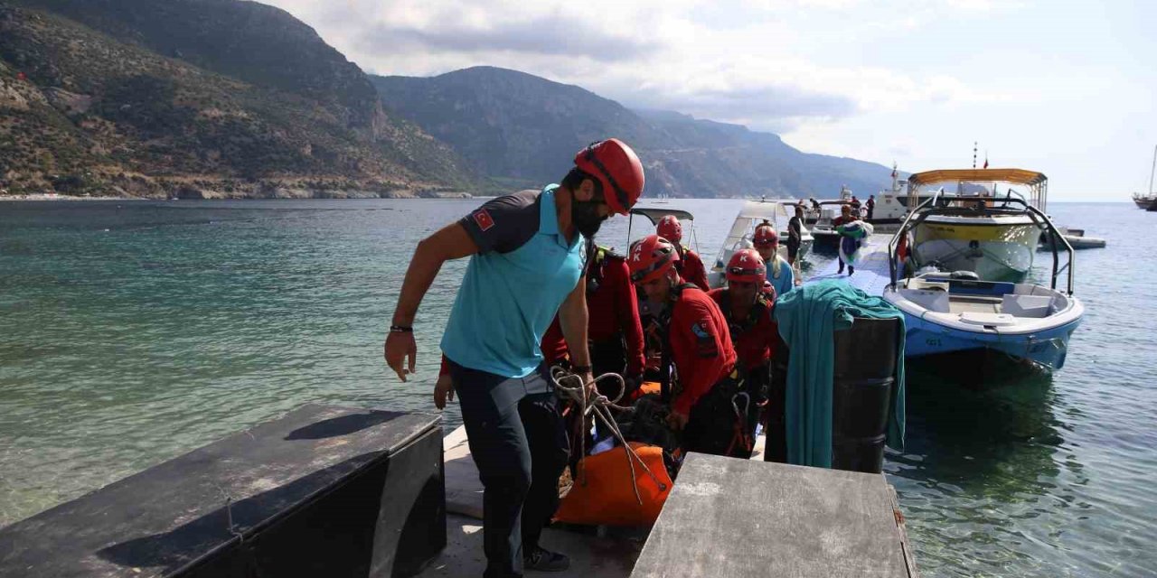 Fethiye’de kayalıklara düşen İngiliz paraşüt pilotu öldü