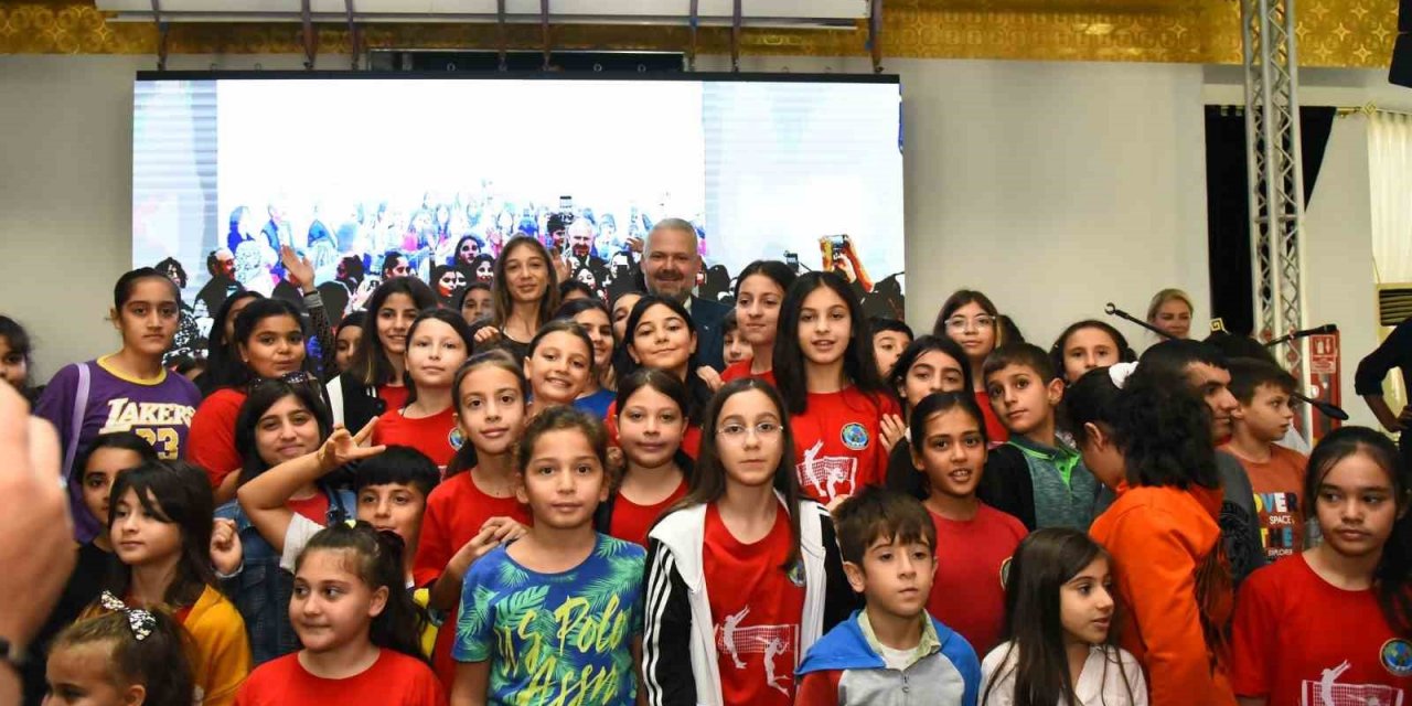 Menemen’de eğitime destek: Her öğrenciye bin TL destek