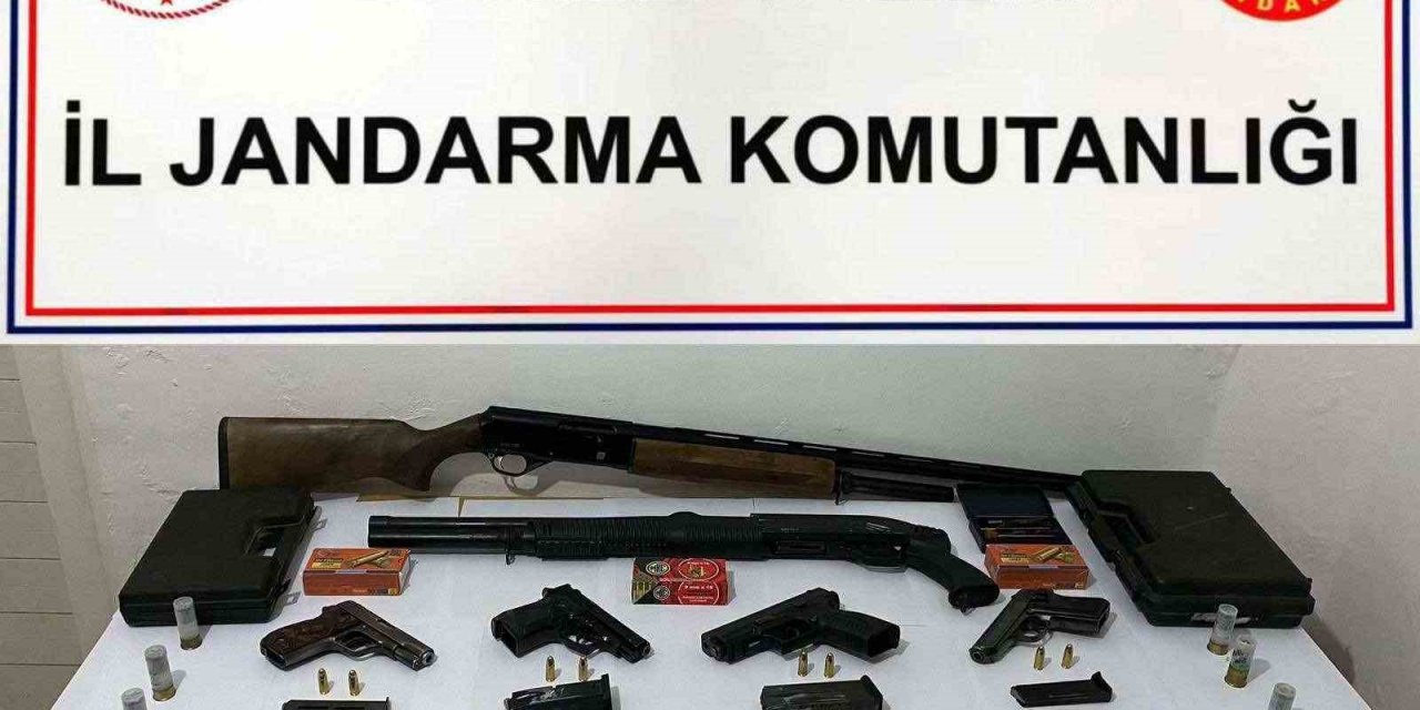 Denizli’de bir eve düzenlenen operasyonda silah ve mühimmat ele geçirildi