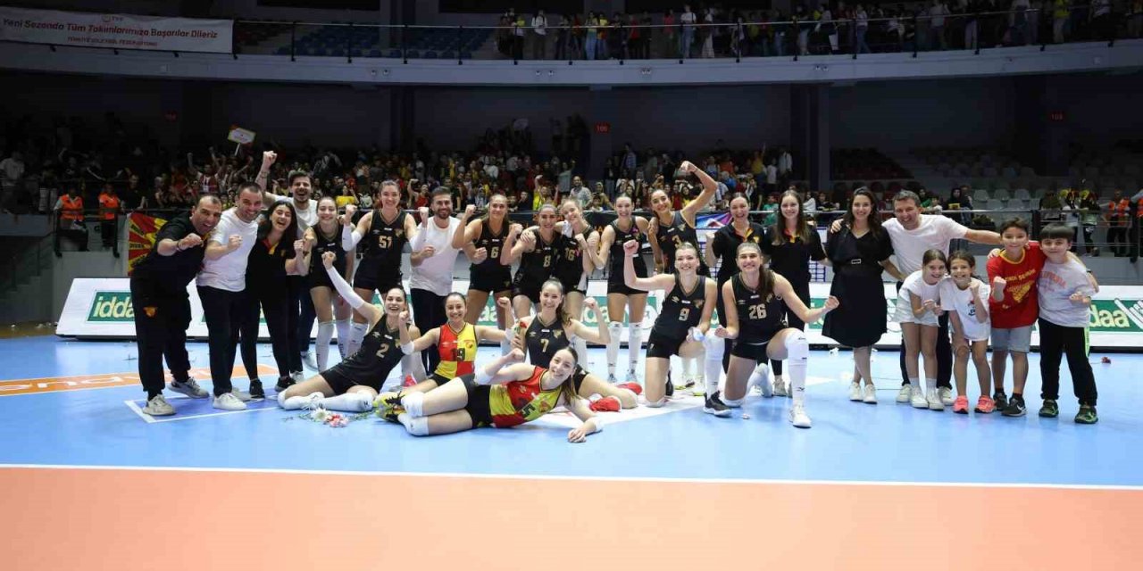 Göztepe Voleybol, ilk galibiyetini İzmir derbisinde aldı