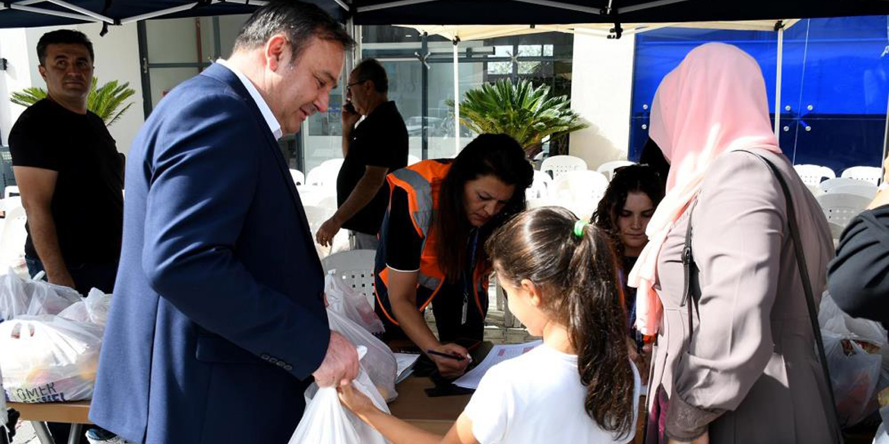 Kuşadası Belediyesi çocukların beslenme çantalarını dolduruyor