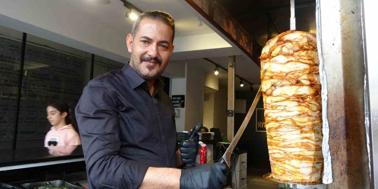 Enflasyona savaş açan dürümcü müşterilerinin yüzünü güldürdü