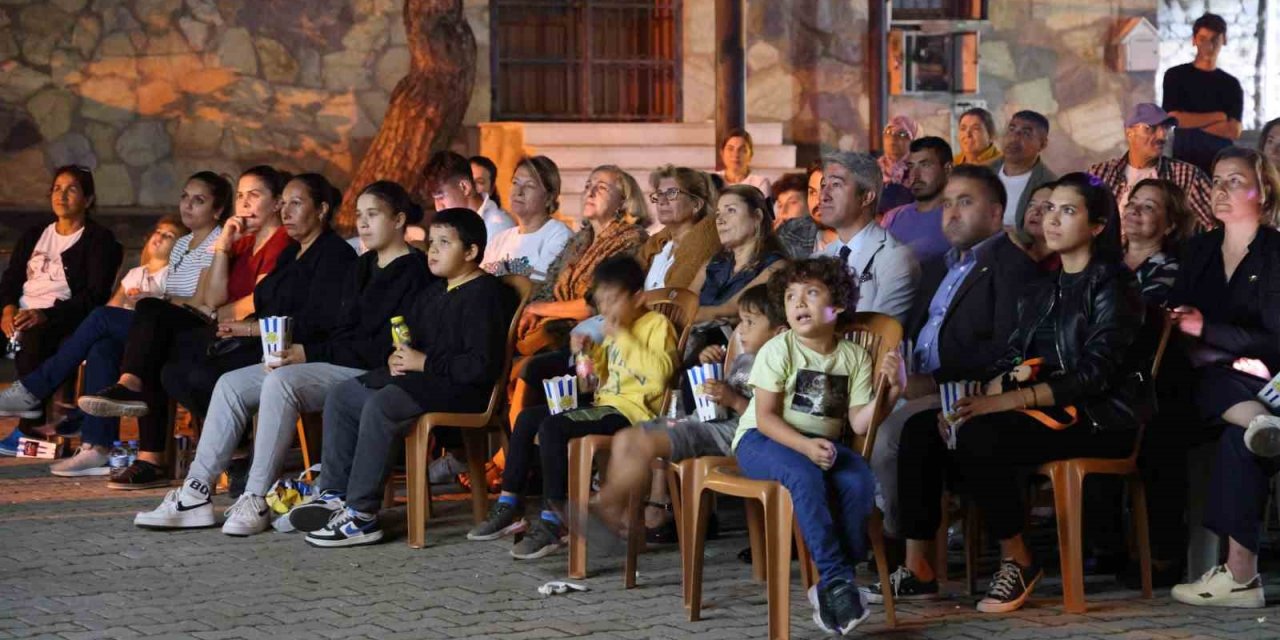Başkan Oktay ’Veda’ filmini vatandaşlarla birlikte izledi