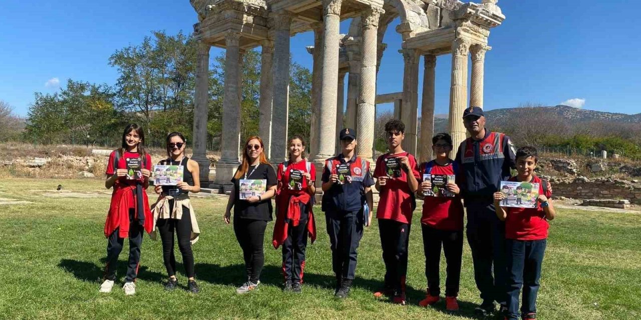 Jandarma ekipleri vatandaşları bilgilendiriyor