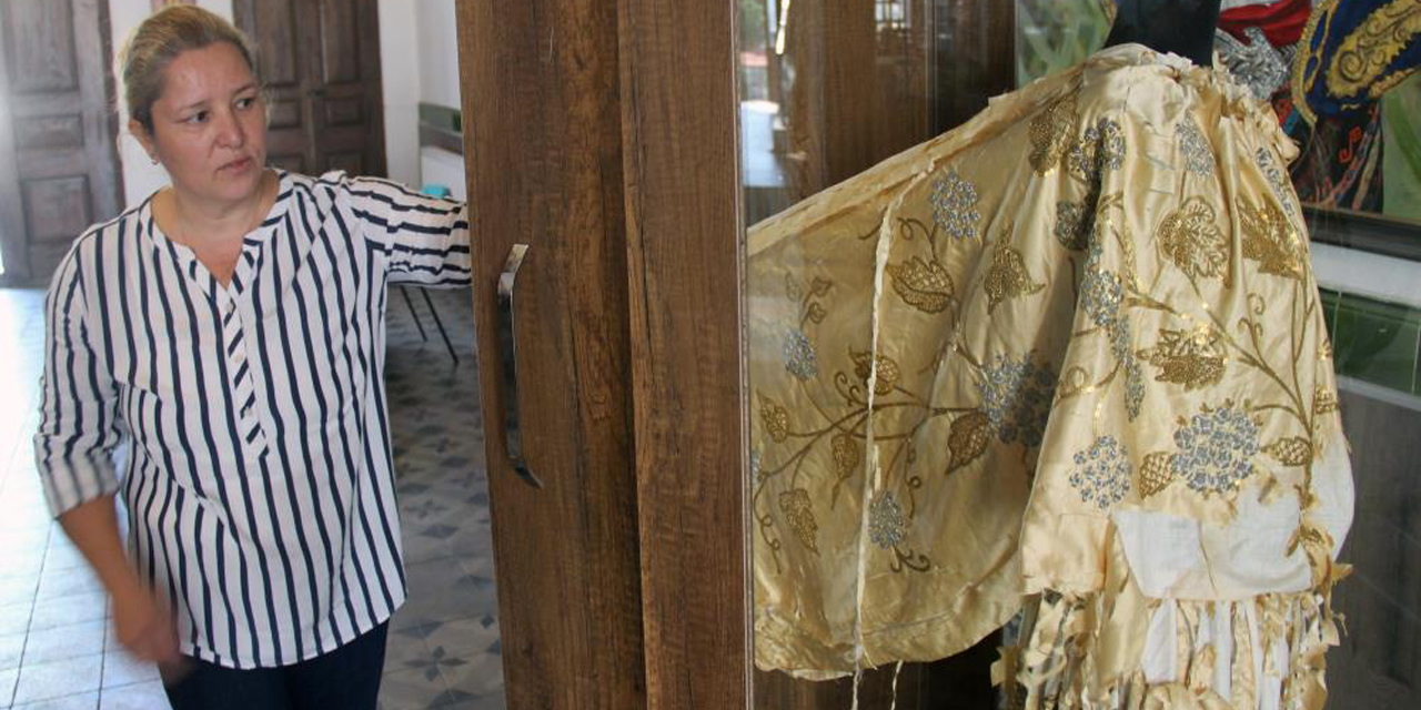 2 asırlık gelinlik, 184 yıllık binada sergileniyor