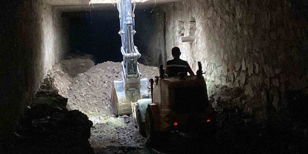 Kapalı kesitli dereler özel araçlarla temizleniyor