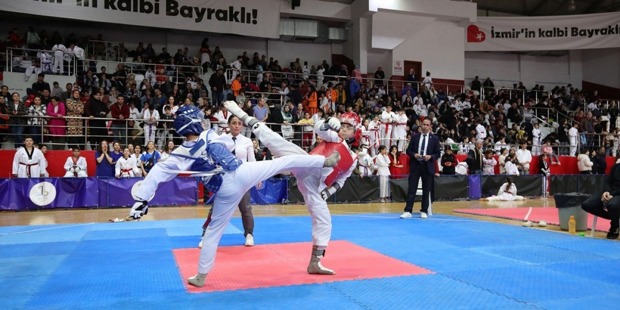 Bayraklı’da Cumhuriyet coşkusu sporla başladı