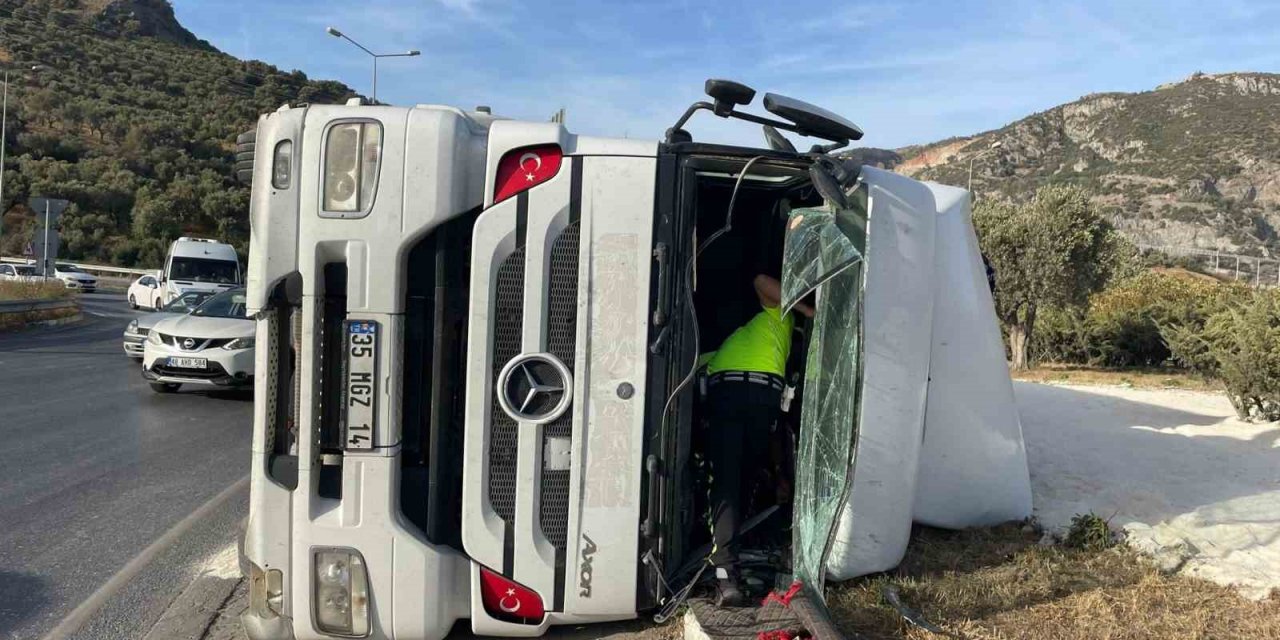 Söke’de kum yüklü kamyon devrildi: 1 yaralı
