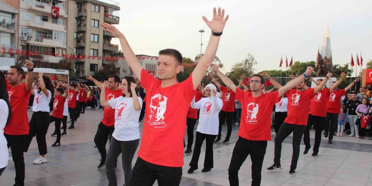 Cumhuriyet’in 100. yılına 100 kişilik harmandalı gösterisi