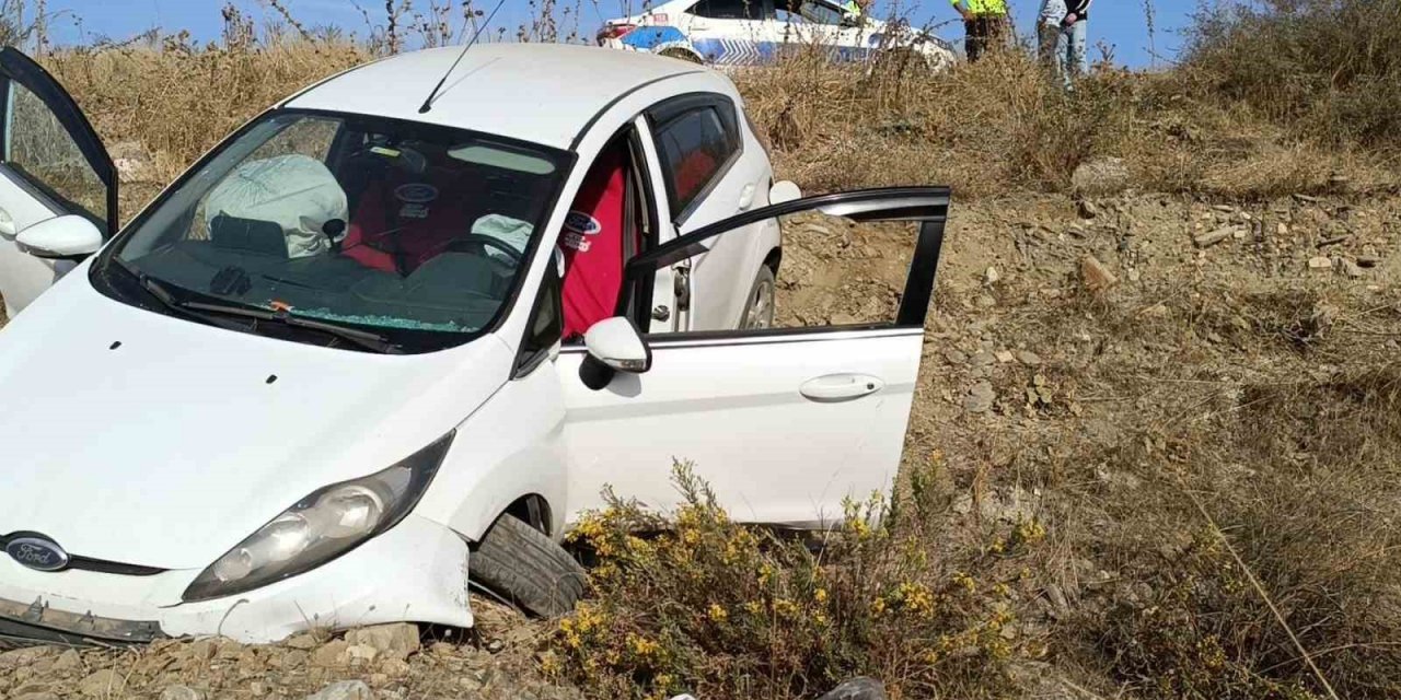 Mıcır nedeniyle yolda kayan otomobil şarampole devrildi: 2 yaralı