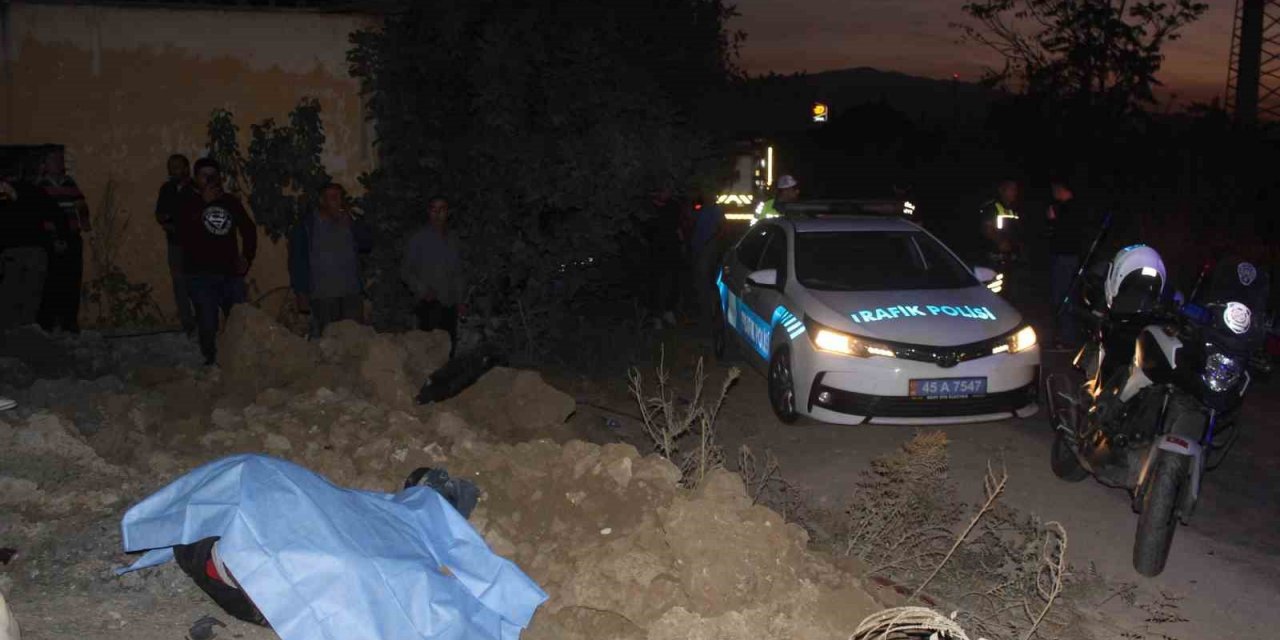 Manisa’da hafif ticari araç ile motosiklet kafa kafaya çarpıştı: 1 ölü, 1 yaralı