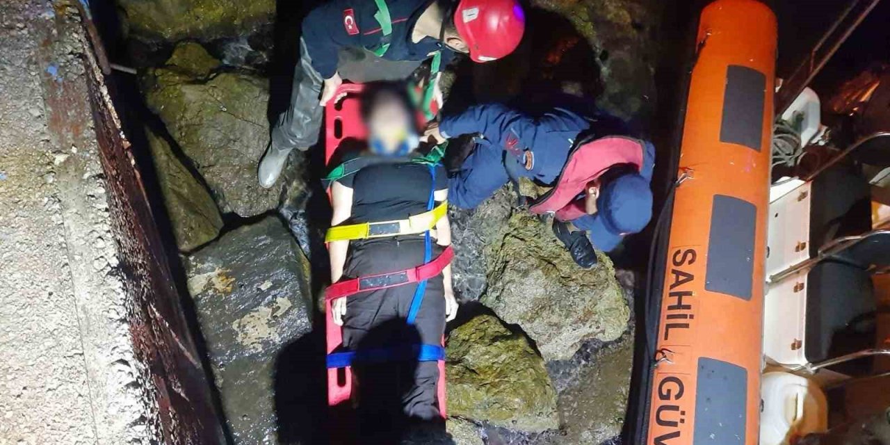 Kuşadası’nda kayalıklardan düşen yabancı uyruklu şahıs kurtarıldı