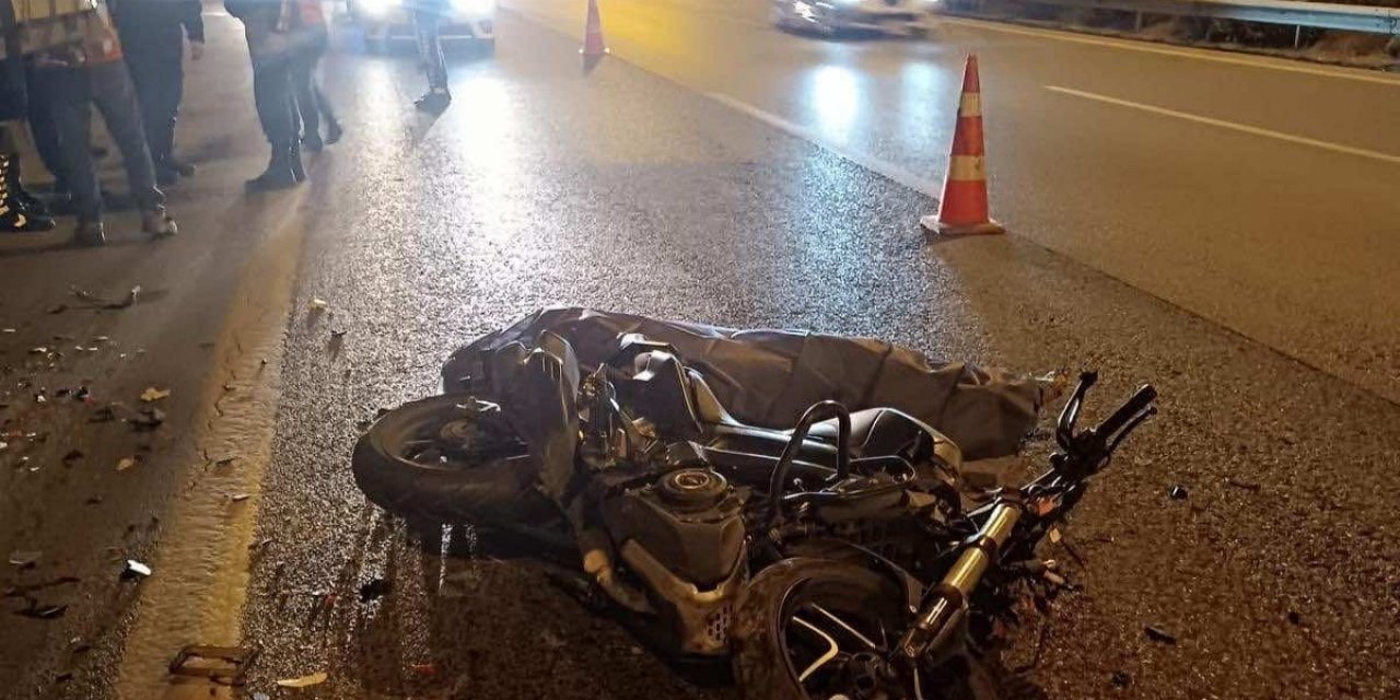 Park halindeki kamyona çarpan motosiklet sürücüsü hayatını kaybetti