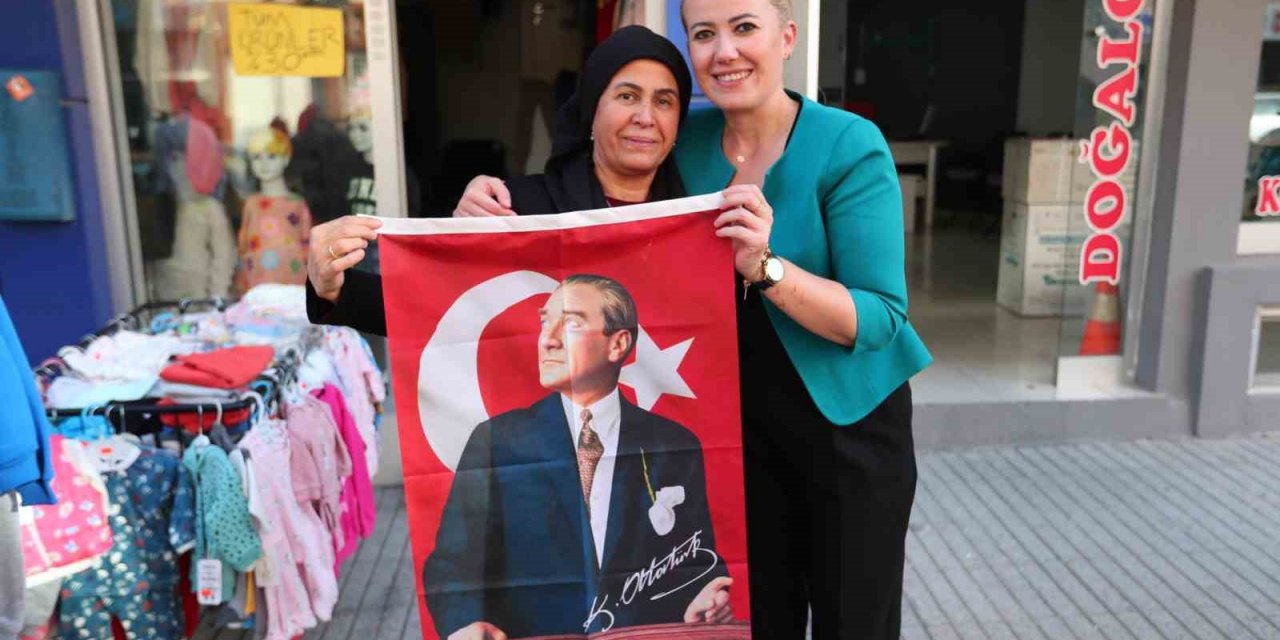 Başkan Şeniz Doğan, 29 Ekim öncesi vatandaşlara bayrak hediye etti