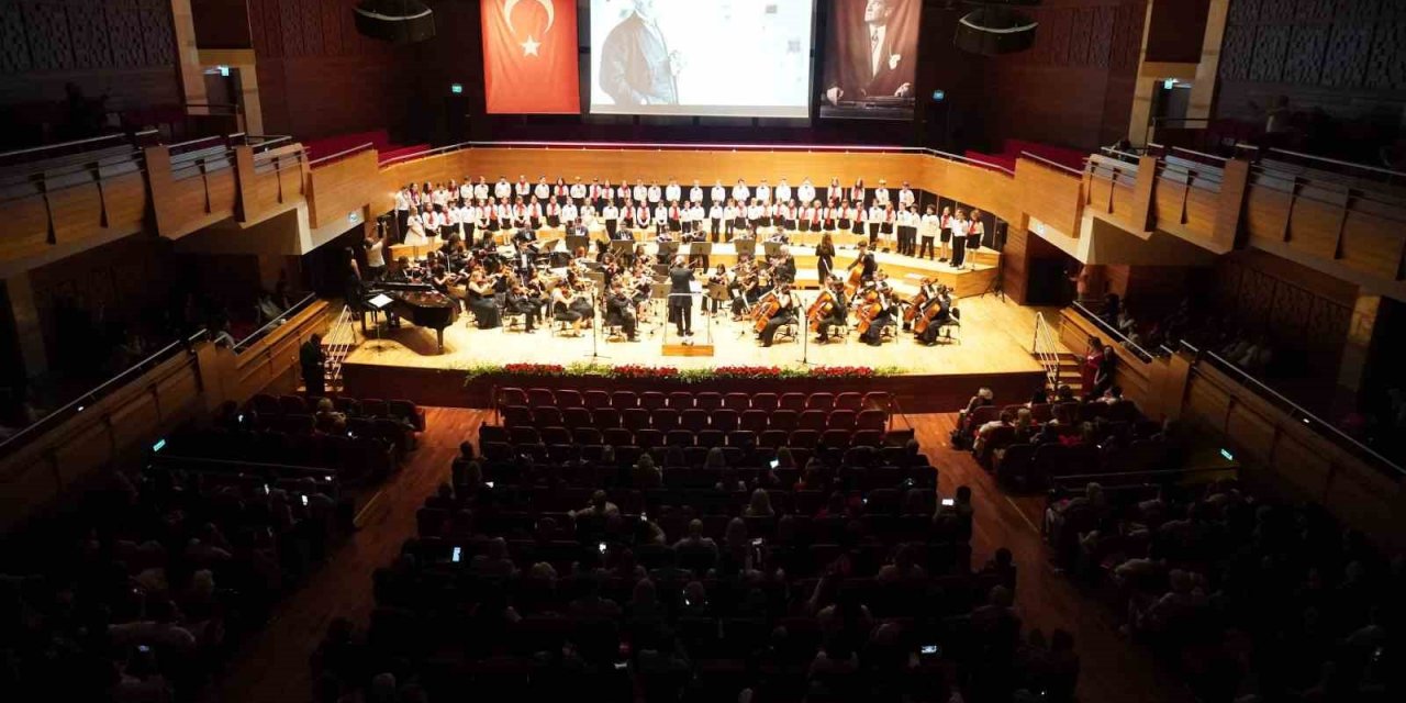 TED İzmir Kolejinden Cumhuriyet’in 100. yılına yakışan program