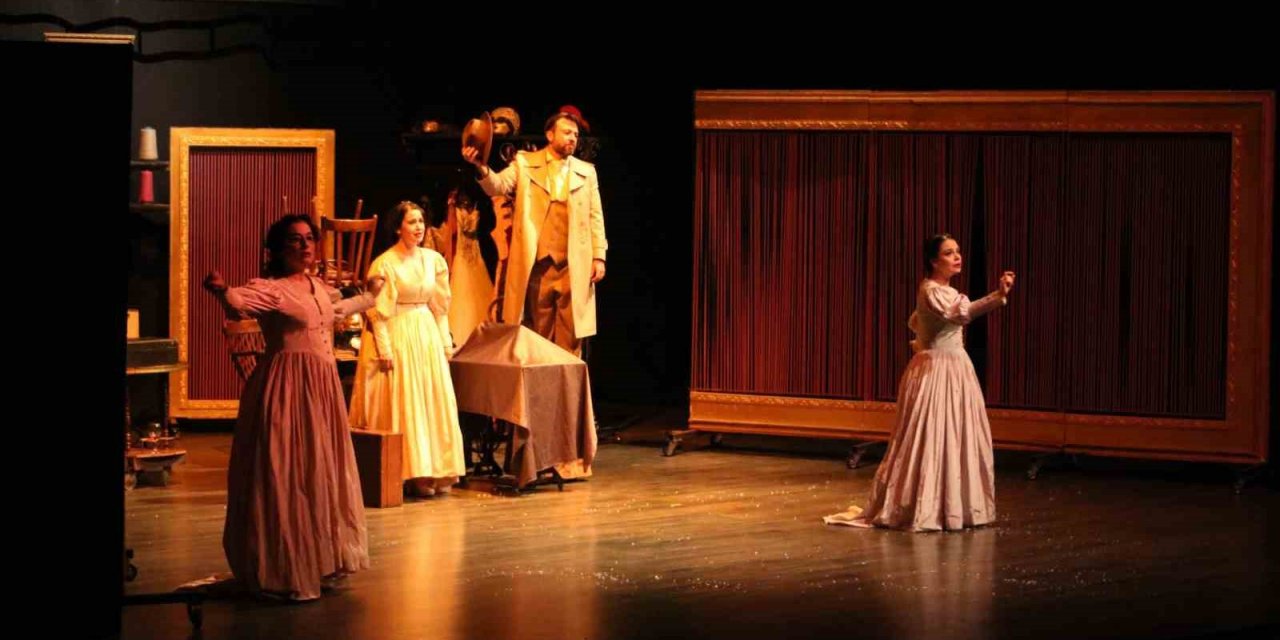 Şehir Tiyatroları Cumhuriyet’in Dört Kadını oyunu ile izleyicilerle buluştu