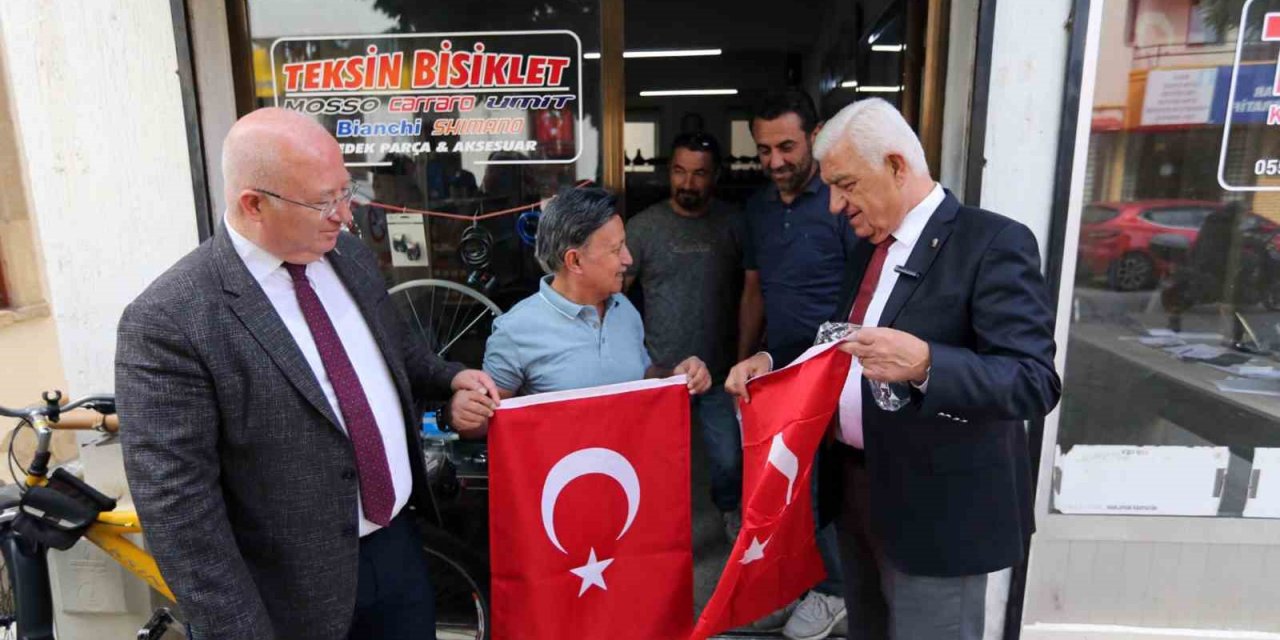 Muğla Büyükşehir 20 Bin Türk bayrağı dağıttı