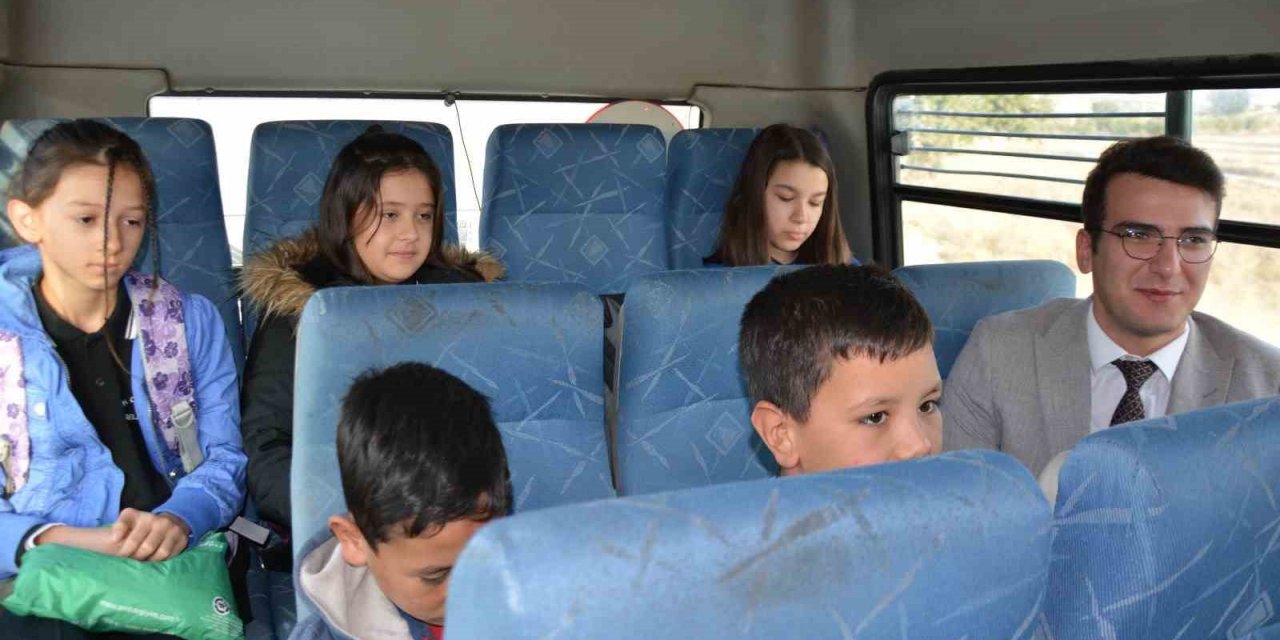 Okul servisinde kaymakamla yolculuk yaptılar