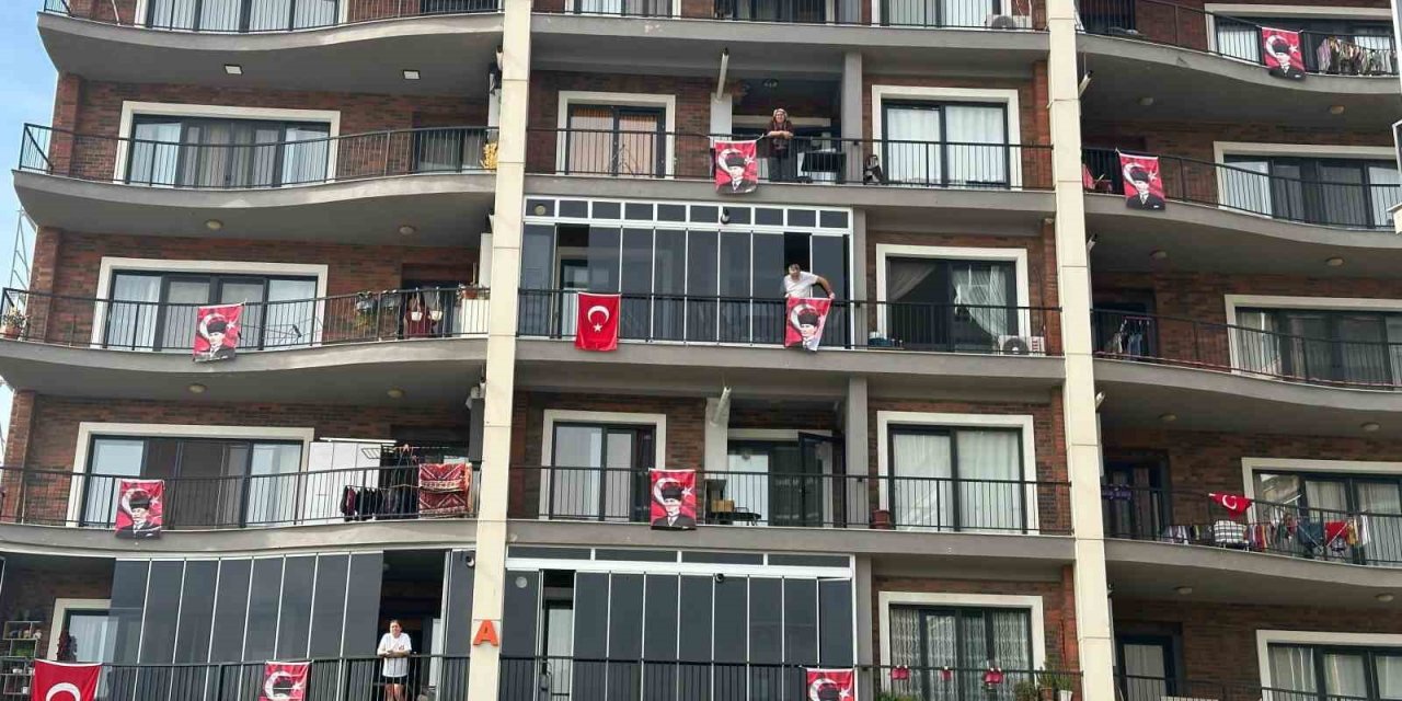 Menemen’de 100. yıl coşkusu: 100 bin bayrak sokak sokak dağıtılıyor