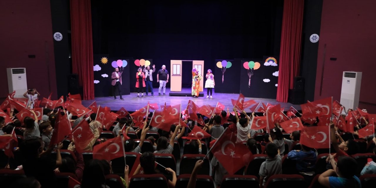 Şehir Tiyatroları ’Benim Güzel Pabuçlarım’ oyununu çocuklarla buluşturdu