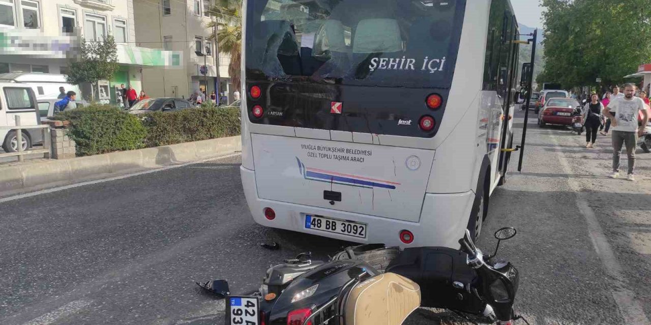 Fethiye’de minibüse çarpan motosiklet sürücüsü hayatını kaybetti