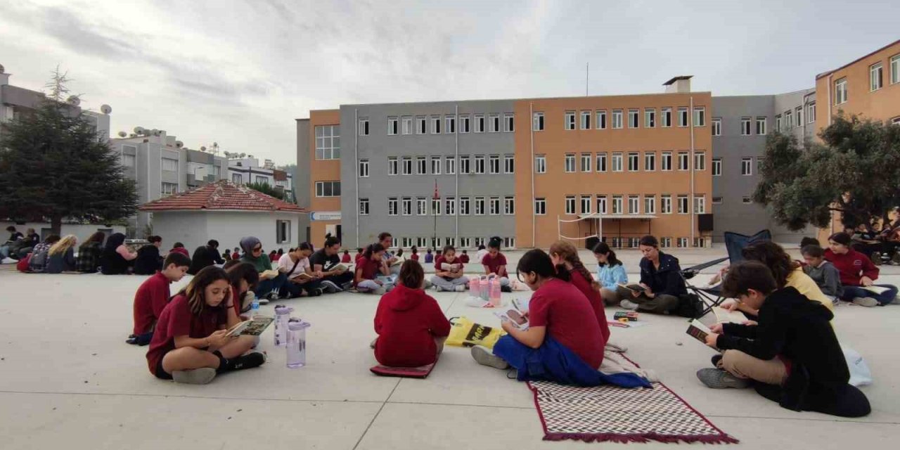 Söke’de kilimini kapan geliyor, kitap okuyor