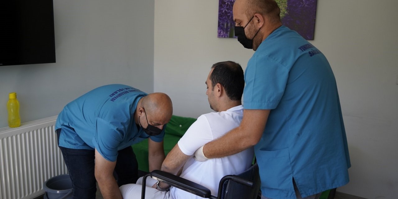 Yunusemre’de evde bakım hizmeti devam ediyor