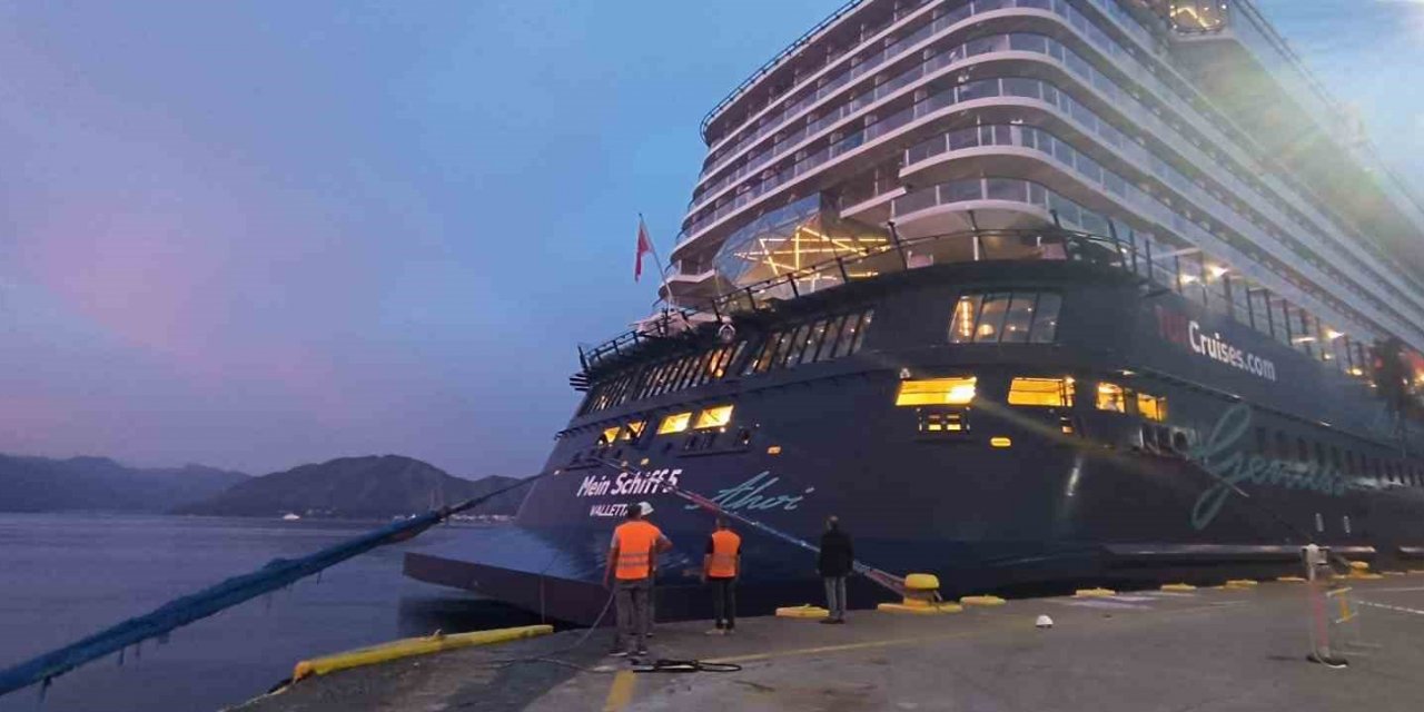 Dev yolcu gemisi 2 bin 646 yolcusu ile Marmaris’e geldi