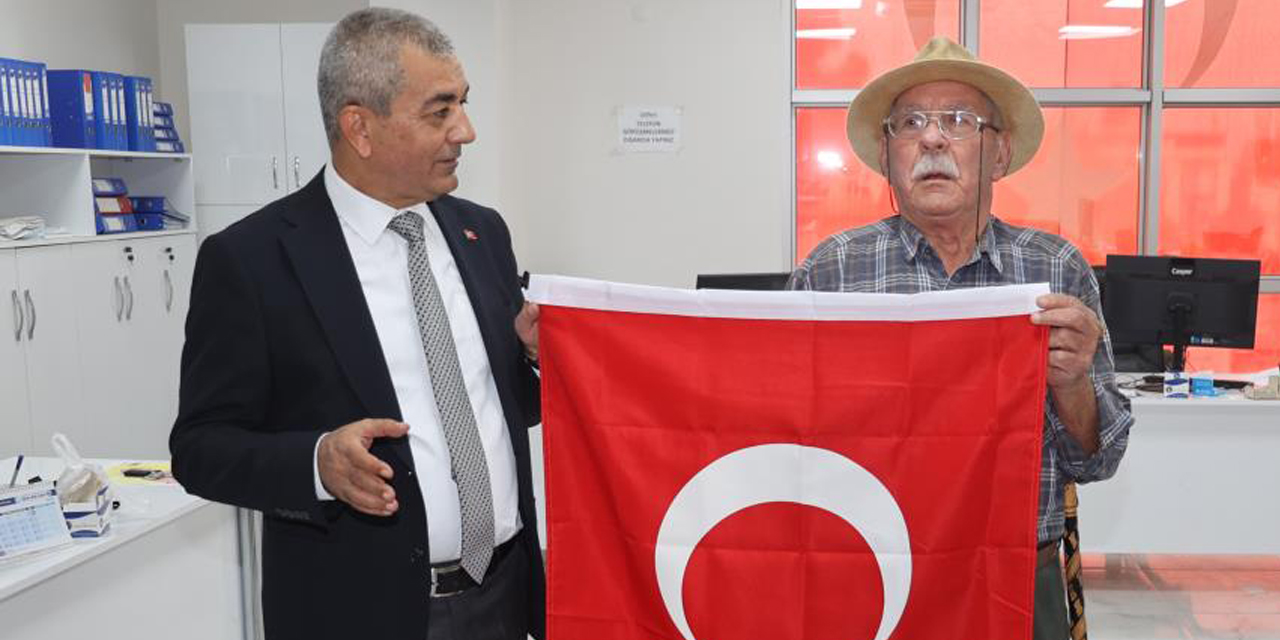 Hasan dede "Bayrak" Şiiri ile Başkan Kaplan’ı duygulandırdı