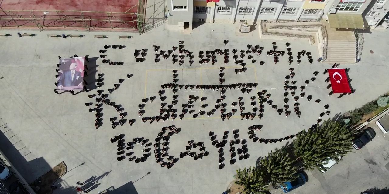 Liseliler Cumhuriyetin 100. yaşı ve Atatürk’ün imzasını çizdi