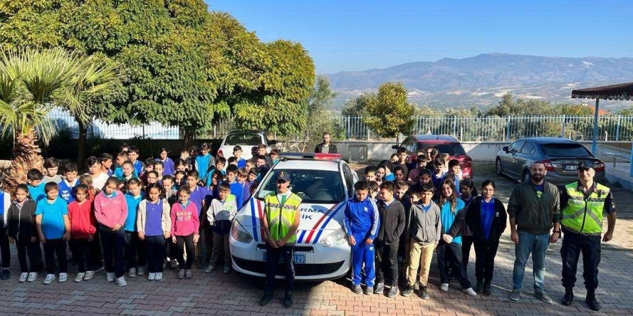 Trafik ekipleri öğrencileri bilgilendirdi