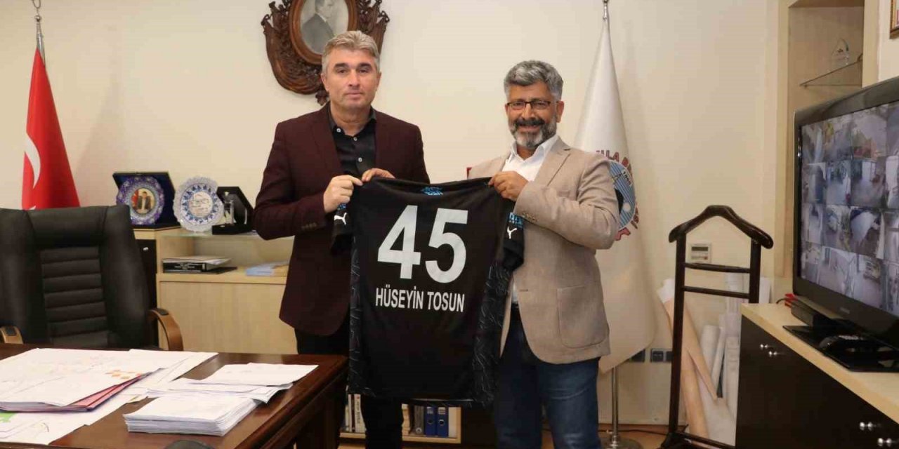 Cemar’dan Başkan Tosun’a forma hediyesi