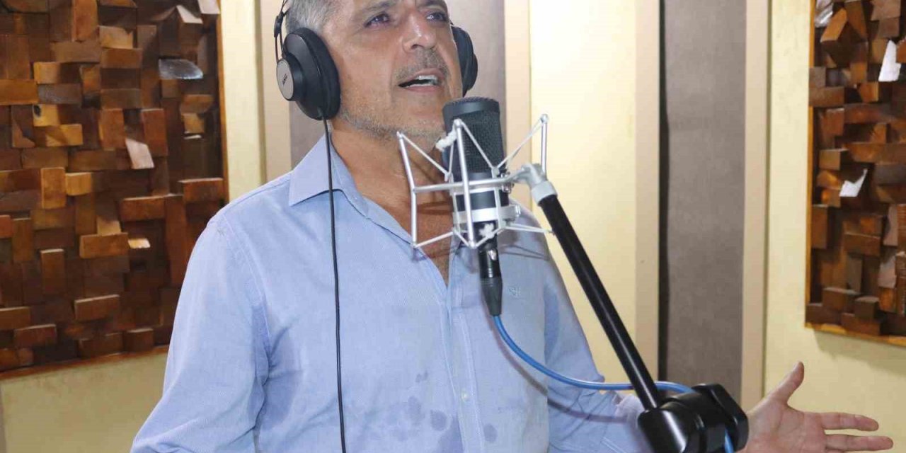 Ameliyattan çıkıp müziğe koşan doktordan 100. Yıl Marşı