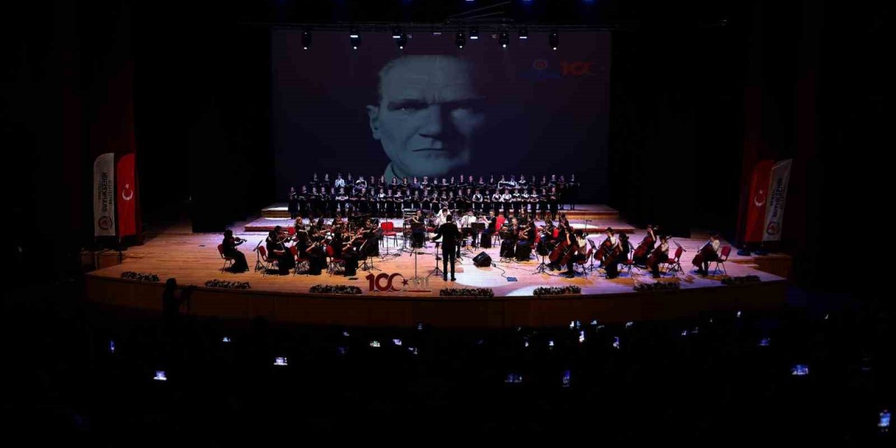 Cumhuriyetin 100. yılına özel 100 çocuk sahne aldı