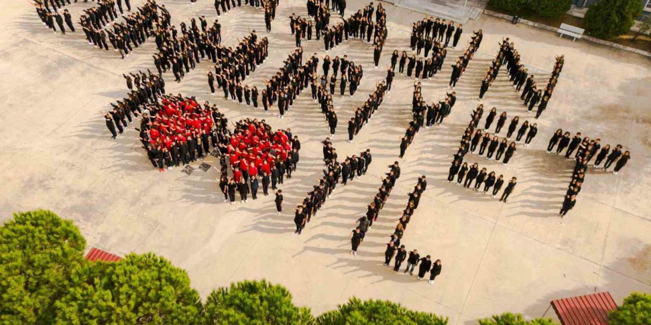 İzmir’de 576 öğrenciden "Yaşasın Cumhuriyet" koreografisi