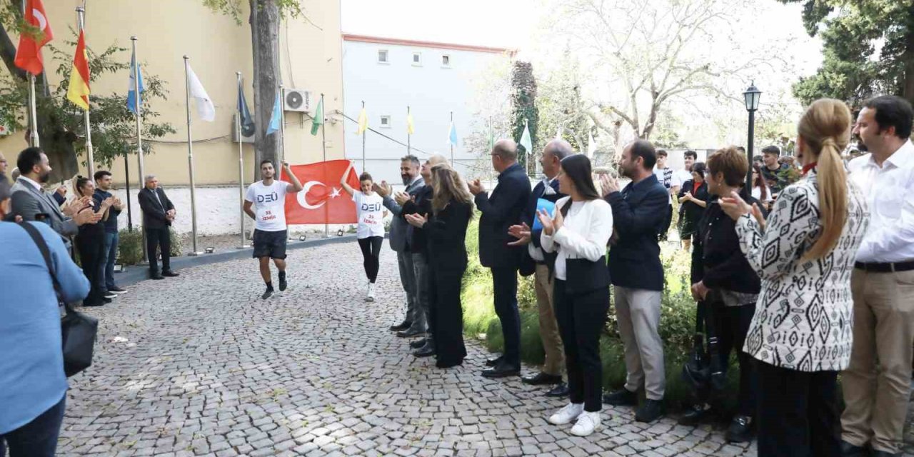 DEÜ’lü öğrenciler Cumhuriyet için yürüdü