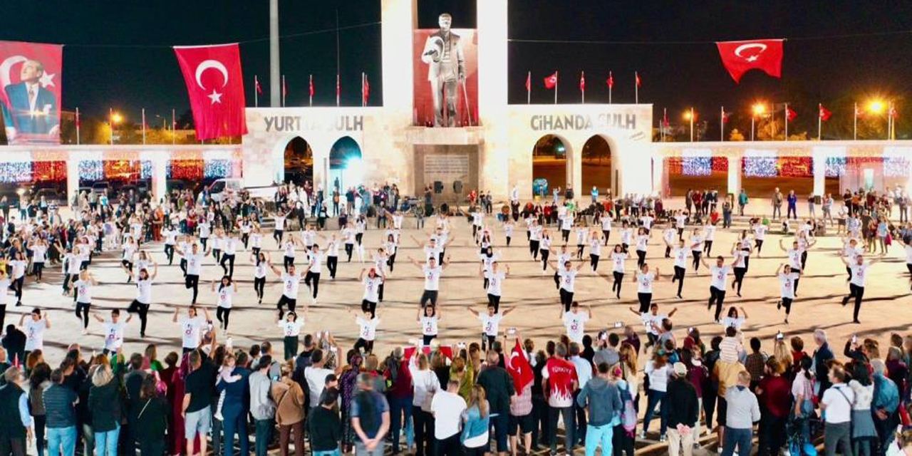 Cumhuriyetin 100. Yılında Didim’de 100 kişiyle Zeybek gösterisi